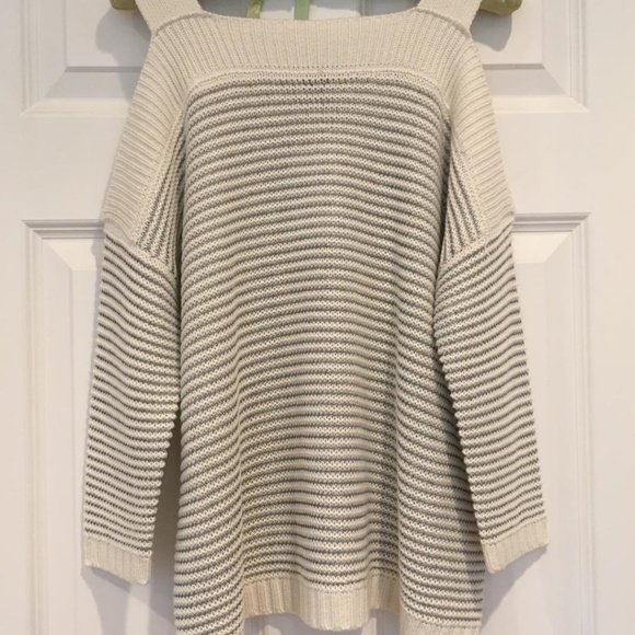 Jessica Simpson NWT Cold Shoulder Sweater Small - Picture 7 of 7